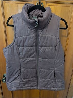 CALIA by Carrie Underwood Quilted Sleeveless Puffer Vest in Taupe